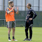 Borja charla con Alberto al término del primer entrenamiento que dirigió el extécnico blanquivioleta en la 15-16.-BALCAZA