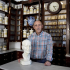 Carlos en su farmacia centenaria en Portillo, que abrió sus puertas el 2 de septiembre de 1918.-