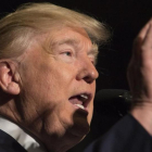 El presidente estadounidense, Donald Trump, pronuncia su discurso durante la reunion de invierno de la Asociacion de Jefes de Ciudades Principales.-CHRIS KLEPONIS POOL