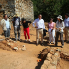 El director general de Patrimonio de la Junta, Enrique Sáiz (C), visita el campo de trabajo de ‘Las Pedreiras’, en Lago de Carucedo (León), dentro del entorno de Las Médulas-Ical