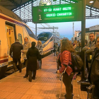 Algunos de los pasajeros desalojados del Avant en Campo Grande.-E.M.