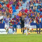 Iban Salvador celebra su único gol marcado en la Liga, al Levante en el Ciudad de Valencia.-ARABA PRESS
