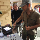 El campeón vallisoletano de 2017, Iñaqui Izurrategui, entregando su caza.-L.D.F.