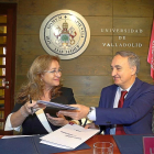 Catarina Gurska y Antonio Largo firman el acuerdo de colaboración.-ICAL