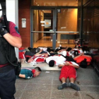 Detención de unos aficionados violentos del River Plate tras los incidentes de la suspensión del partido del Monumental.-EL PERIÓDICO
