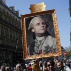 Los manifestantes contrarios a Macron muestran un retrato del rey Luis XIV con la cara del actual presidente.-/ FRANÇOIS MORI / AFP