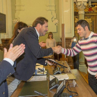 Marco González Crespo recibe del alcalde el diploma como donante número 100.000.-Miguel Ángel Santos
