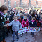 Algunos de los niños que ayer participaron  en la celebración del Día Internacional de la Paz que tuvo lugar en la Plaza de la Solidaridad.-ICAL