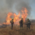 Bomberos sofocando un incendio-EUROPA PRESS