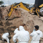 Autoridades recaban los cuerpos de una fosa clandestina en Guerrero, México.-EFE