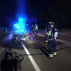 Los Bomberos de la Diputación apagan las últimas llamas del incendio del vehículo.- E. M.