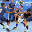 Imagen del duelo jugado por el Recoletas ante el BMLogroño de Miguel Velasco en pretemporada.-J. M. LOSTAU