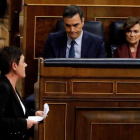 La portavoz de EH Bildu Mertxe Aizpurua (izquierda) tras su intervención en el Congreso de los Diputados.-JUAN CARLOS HDALGO (EFE)