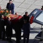 La familia Franco introduce el féretro en el coche fúnebre-EMILIO NARANJO (GETTY IMAGES)