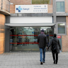 Una pareja accede al Centro de Salud de Rondilla.-CARLOS ESPESO
