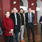 El actor Carmelo Gómez, junto al alcalde de Valladolid, Oscar Puente, y integrantes de la Compañía Nacional de Teatro Clásico, presentan la obra 'El alcalde de Zalamea', en el teatro Calderón de Valladolid-ICAL