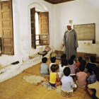Niños en una clase de una escuela islámica en Fez.-AFP