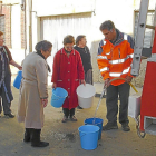 Vecinas de un pueblo de la provincia acuden a un camión cisterna para proveerse de agua potable, en una imagen de archivo.-EL MUNDO