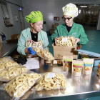 Trabajadoras de una industria agroalimentaria empaquetan snacks en una foto de archivo. E. M.