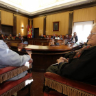 El alcalde de León, Antonio Silván, recibe a los participantes del programa 'Siente Castilla y León' procedentes de Argentina.-ICAL