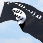 Una bandera del Estado Islámico ondeando.-