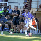 Sergio Marcos intenta un regate en el partido frente al Toledo, ante la mirada de Paco Herrera-MIGUEL ÁNGEL SANTOS