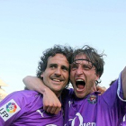 García Calvo y Óscar Sánchez celebran sobre el césped del Villamarín la permanencia 08-09.