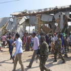 Soldados somalís en el lugar del atentado en Mogadiscio.-SAID YUSUF WARSAME / EFE