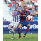 Rafa corre tras el balón junto a Roger en el partido frente al Levante.-ARABA PRESS