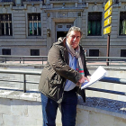 El constructor Santiago Valbuena, con el escrito  de reclamación que ha presentado al ministerio.-E. M.
