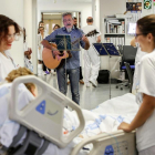 Uno de los pacientes de la UCI escucha el concierto celebrado el pasado viernes en el Río Hortega .-J.M. LOSTAU