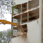 Una máquina tira una pared de la torre aulario en el edificio de la antigua Faculad de Ciencias.-J. M. LOSTAU