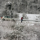Una mujer permanece atrapada con su coche en el acceso a la carretera CL-631 en Fresnedo (León), debido al temporal de nieve-Ical