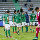 Jugadores blanquivioleta se abrazan, ante sus rivales.-JORGE MEIS / DIARIO DE FERROL