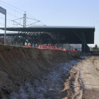 La empresa adjudicataria de las obras en el andén 3 que recibirá a los pasajeros del AVE ha comenzado ya con el movimiento de tierras.-R. OCHOA