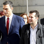 El secretario general del PSOE, Pedro Sánchez, y el secretario general del PSOE de Castilla y León, Luís Tudanca, al término de la reunión de la presentación de la propuesta de la reforma de la Constitución.-ICAL