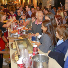 Varias personas disfrutan de las casetas de la Feria de Día tras el pregón y el chupinazo.-J. M. LOSTAU