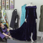 Una empleada de la casa de subastas con el vestido que lució la princesa Diana.-EFE / AYOUNG JEON