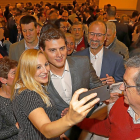 Albert Rivera se hace un selfie con una simpatizante.-J.M.LOSTAU