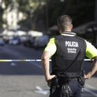 Un policía de Barcelona observa la calle desierta acordonada después del atentado.-REUTERS