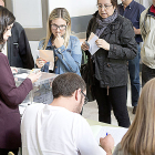 Una joven vota en las anteriores elecciones municipales en una foto de archivo. ICAL