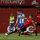 El mdelantero Quique González ve cómo le es arrebatado el balón, durante el Mallorca-Deportivo disputado el sábado.-LALIGA