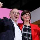 Saskia Esken (derecha) y Norbert Walter-Borjans se han erigido vencedores de las primarias del SPD alemán.-AXEL SCHMIDT (AFP)