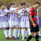 Los jugadores del Real Valladolid B felicitan a Miguel, de espaldas, tras lograr el 1-0.-J.M. LOSTAU