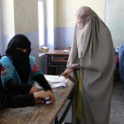 Dos mujeres afganas votan en un colegio de Kandahar, este sábado.-MUHAMMAD SADIQ (EFE)