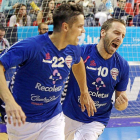 Viscovich y Fernando celebran un gol.-J. M. Lostau