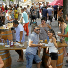 Decenas de personas disfrutan en las casetas de la Feria de Día instaladas en las calles de la ciudad.-J.M. LOSTAU