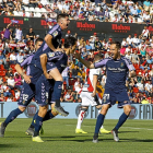 Waldo, eufórico, se sube a lomos de Ünal tras el primer gol del Valladolid ayer en Vallecas.-PHOTO-DEPORTE