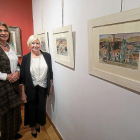 Las dos hijas de Agustín Redondela:Teresa y Adela junto a algunos de los cuadros expuestos durante todo este mes en la galería de arte Rafael-PHOTOGENIC