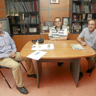 Toño Garnache (Atlético Valladolid), Cayetano Cifuentes (Aula Cultural) y Borja Lara (FMD) minutos antes de comenzar la reunión.-J. M. Lostau